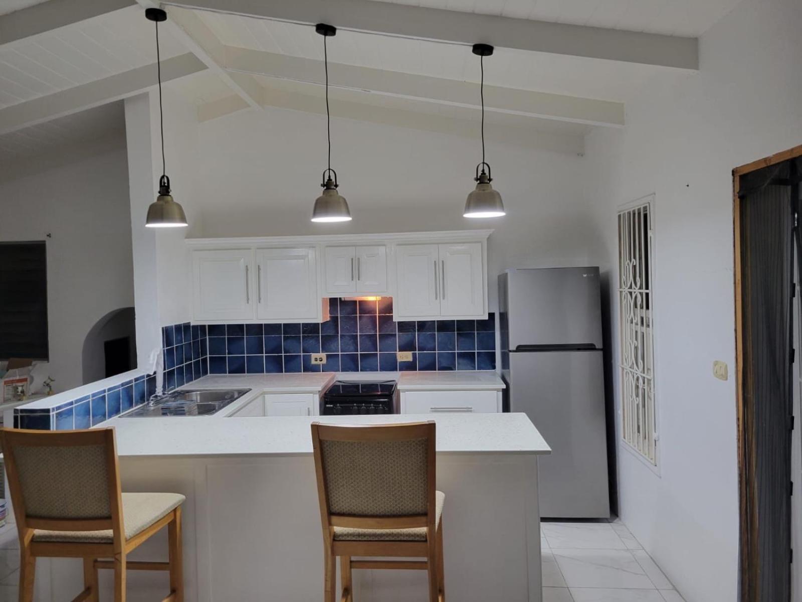 Attractive 2-Bed Apartment Stunning Sea View Dickenson Bay Exterior foto