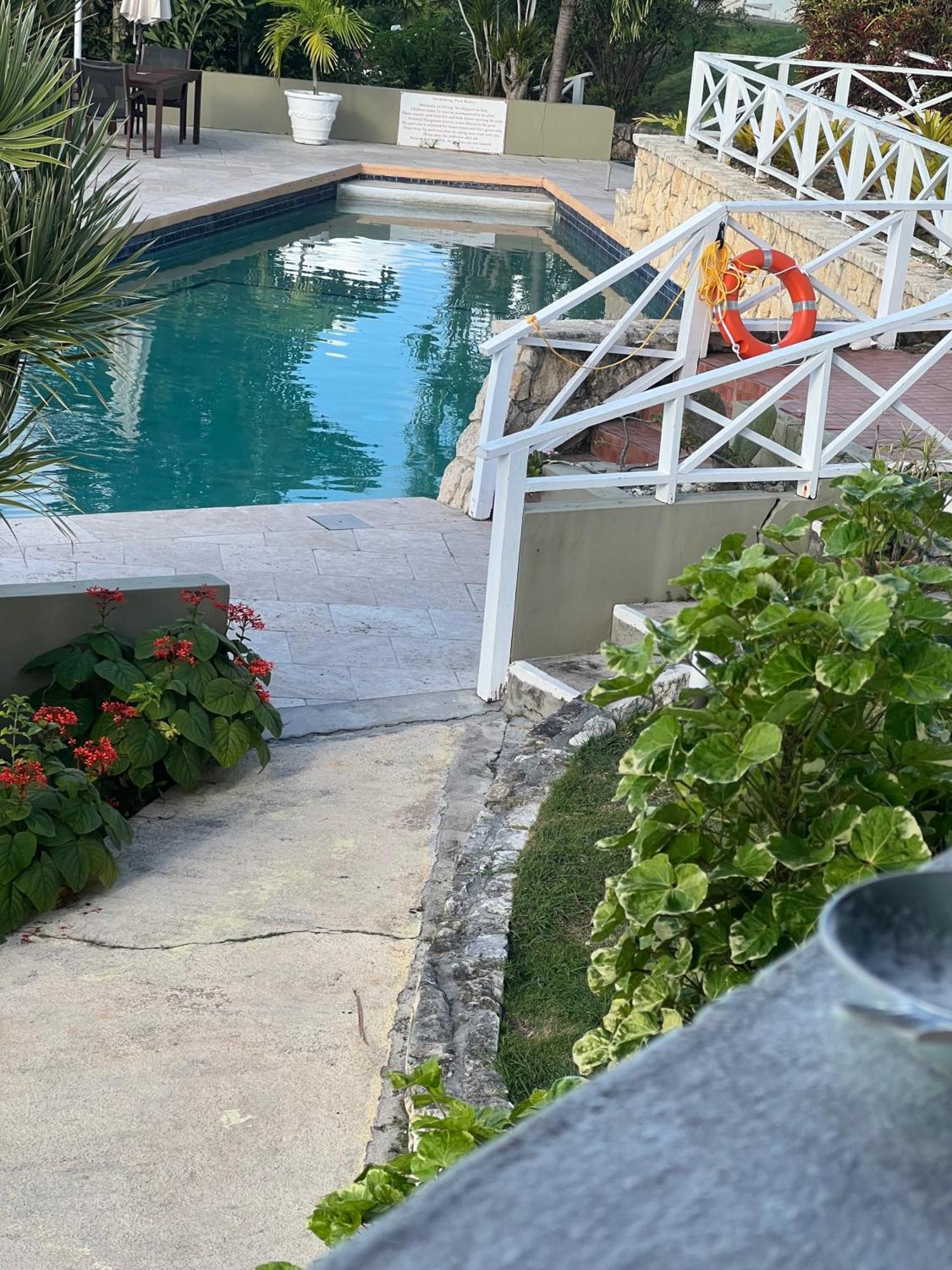 Attractive 2-Bed Apartment Stunning Sea View Dickenson Bay Exterior foto
